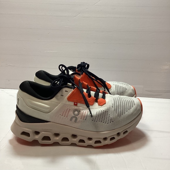 On Running Cloudstratus 3 shoes in undyed-white and sand. Women’s size 6 - Picture 5 of 11